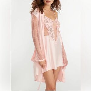 NWT FLORA NIKROOZ
Showstopper Charmeuse Robe